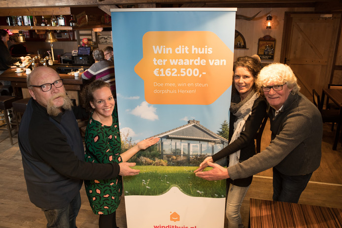 Het bestuur van de Stichting Dorpshuis Herxen (vlnr Age Braad, Stephanie Lamerichs Byanka Marsman en Fred Dalhuisen) is trots op de hoofdprijs van de loterij. © Gerard Vrakking